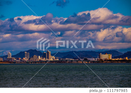 【びわ湖風景】浜大津　雄大な雲と冬の寒さが増す湖南を歩く 111797985