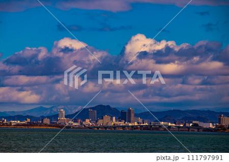 【びわ湖風景】浜大津　雄大な雲と冬の寒さが増す湖南を歩く 111797991