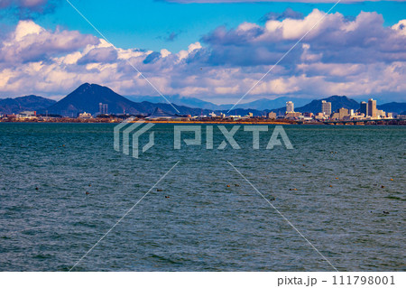 【びわ湖風景】浜大津　雄大な雲と冬の寒さが増す湖南を歩く 111798001
