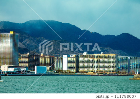 【びわ湖風景】浜大津　雄大な雲と冬の寒さが増す湖南を歩く 111798007