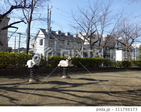 公園　動物モチーフの乗り物　遊具　日本の風景 111798173