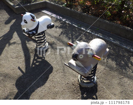 公園の遊具 動物モチーフの乗り物 パンダ コアラ 公園の遊具 動物モチーフの乗り物 パンダ コアラ 111798178