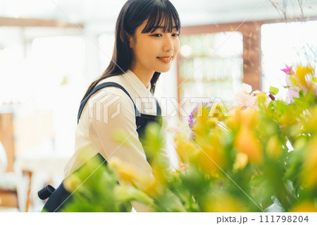 花屋で働く女性 111798204