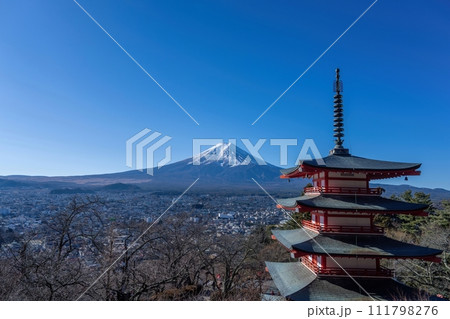 青空バックに展望台から見る富士山と五重塔のコラボ情景 111798276