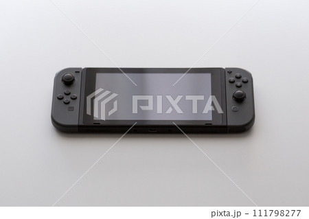 持ち出せる家庭用据置型ゲーム機 111798277