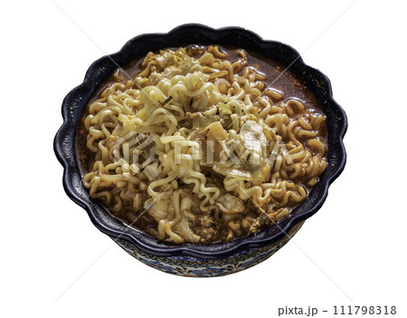 Spicy tom yum Instant noodles topped with egg and shallot in ceramic bowl isolated on white background with clipping path. 111798318
