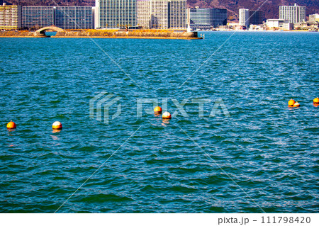 【びわ湖風景】浜大津　雄大な雲と冬の寒さが増す湖南を歩く 111798420