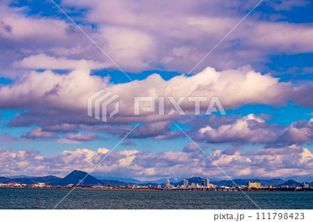 【びわ湖風景】浜大津 雄大な雲と冬の寒さが増す湖南を歩く 【びわ湖風景】浜大津 雄大な雲と冬の寒さが増す湖南を歩く 111798423
