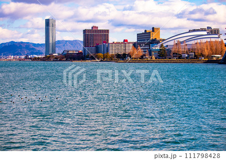 【びわ湖風景】浜大津　雄大な雲と冬の寒さが増す湖南を歩く 111798428