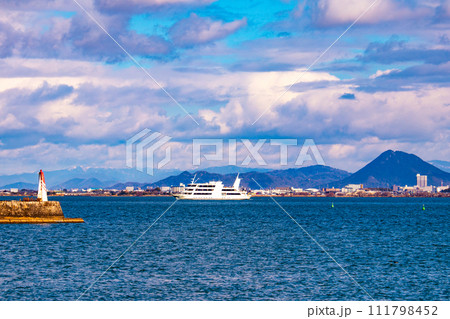【びわ湖風景】浜大津 雄大な雲と冬の寒さが増す湖南を歩く 【びわ湖風景】浜大津 雄大な雲と冬の寒さが増す湖南を歩く 111798452