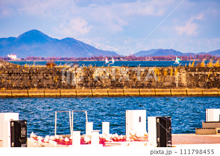 【びわ湖風景】浜大津　雄大な雲と冬の寒さが増す湖南を歩く 111798455