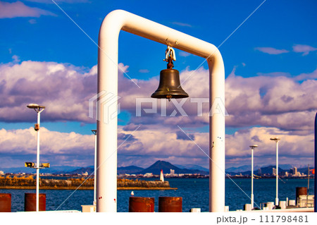 【びわ湖風景】浜大津　雄大な雲と冬の寒さが増す湖南を歩く 111798481