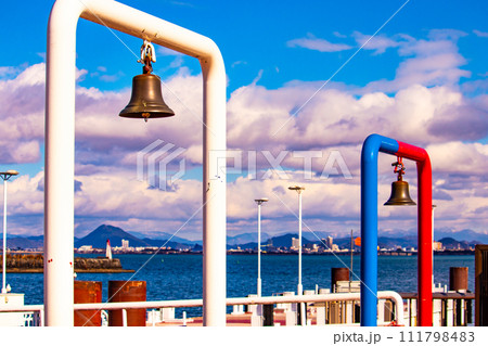 【びわ湖風景】浜大津　雄大な雲と冬の寒さが増す湖南を歩く 111798483