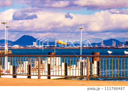 【びわ湖風景】浜大津　雄大な雲と冬の寒さが増す湖南を歩く 111798487