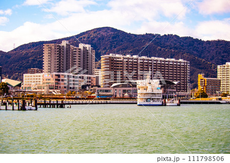 【びわ湖風景】浜大津　雄大な雲と冬の寒さが増す湖南を歩く 111798506