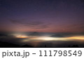 夜明け前の大洲の夜景と霧 111798549