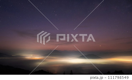 夜明け前の大洲の夜景と霧 111798549