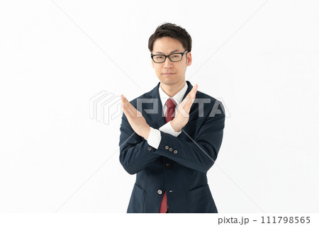 NGサインをするビジネスマン 111798565