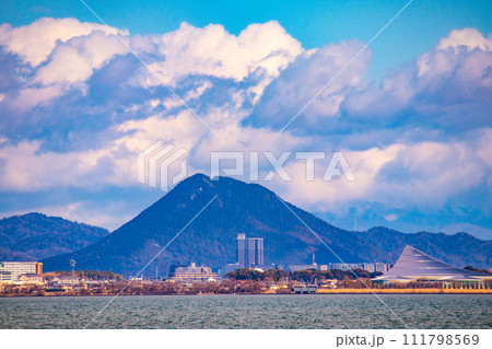 【びわ湖風景】浜大津　雄大な雲と冬の寒さが増す湖南を歩く 111798569