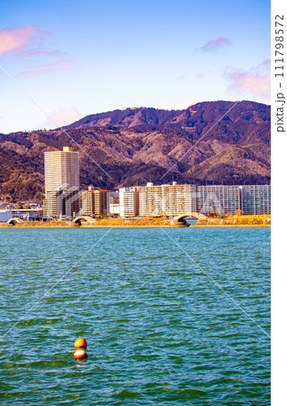 【びわ湖風景】浜大津　雄大な雲と冬の寒さが増す湖南を歩く 111798572