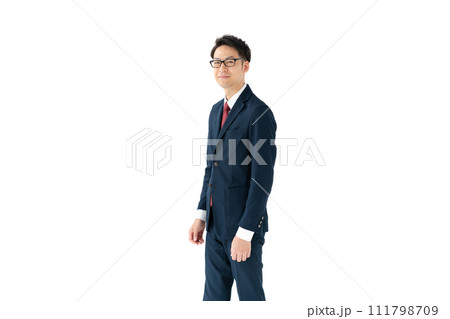 スーツ姿の男性ビジネスマン スーツ姿の男性ビジネスマン 111798709
