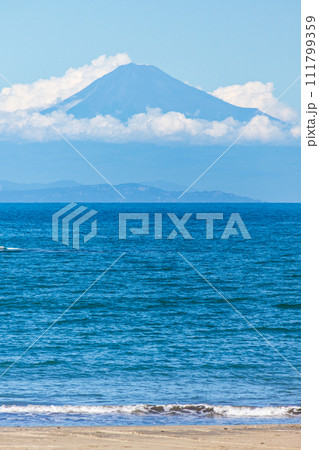 静岡県御前崎市御前崎　御前崎マリンパークからの富士山風景 111799359