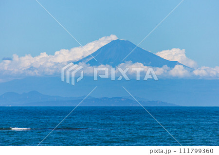 静岡県御前崎市御前崎　御前崎マリンパークからの富士山風景 111799360