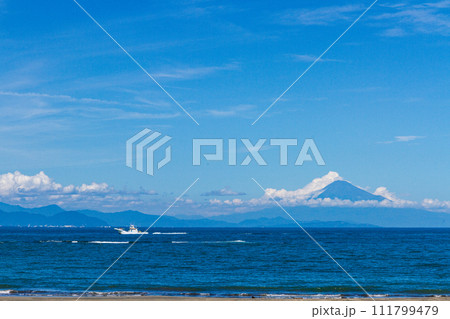 静岡県御前崎市御前崎　御前崎マリンパークからの富士山風景 111799479