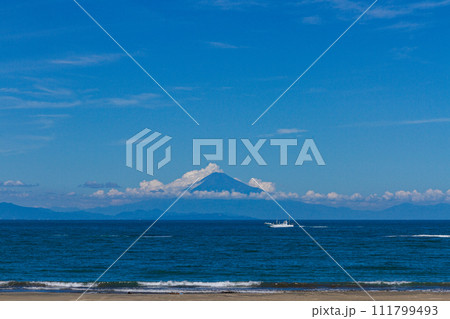 静岡県御前崎市御前崎　御前崎マリンパークからの富士山風景 111799493