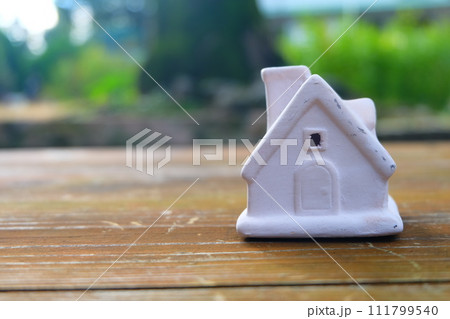 小さな可愛い家 住宅のイメージ 右寄り 小さな可愛い家 住宅のイメージ 右寄り 111799540