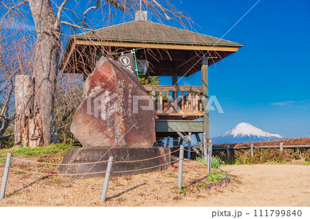 （静岡県）梶原山公園・梶原景時終焉之地・石碑　後方に富士山 111799840