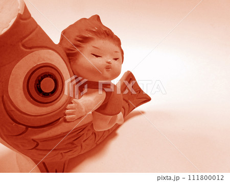 土でできた、レトロな五月人形の写真 111800012