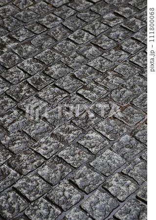 雨に濡れた石畳の地面 111800068