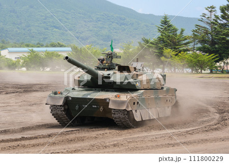 爆走する陸上自衛隊10式戦車 111800229