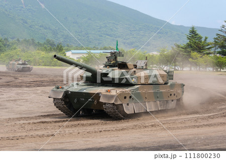 爆走する陸上自衛隊10式戦車 111800230