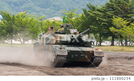 爆走する陸上自衛隊10式戦車 111800234