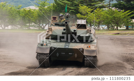 爆走する陸上自衛隊10式戦車 111800235