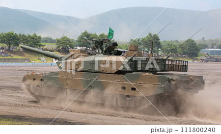 爆走する陸上自衛隊10式戦車 111800240