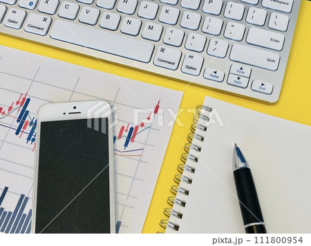 スマホやパソコンから株取引する 111800954