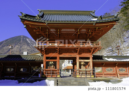 山門と男体山 山門と男体山 111801574