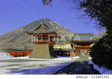 山門と鐘楼と男体山 111801581