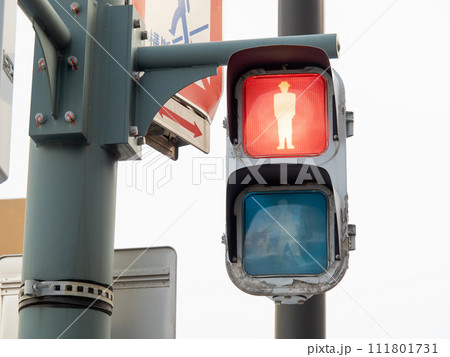 赤が点灯している歩行者用信号機。 赤が点灯している歩行者用信号機。 111801731