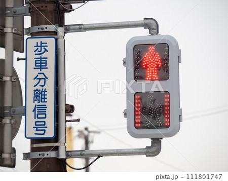 赤が点灯している、残り時間表示付き歩行者用信号機。の写真素材