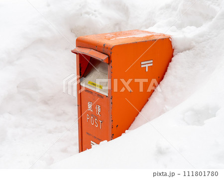 積雪と郵便ポスト。(北海道) 111801780