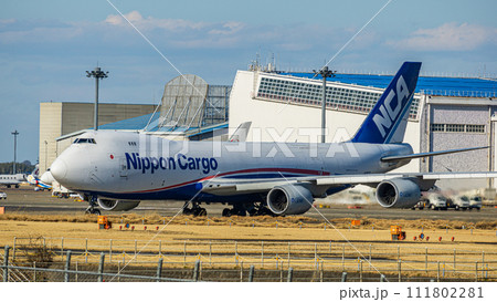 成田空港の駐機場から滑走路へ向かうジャンボジェット 航空機 成田空港の駐機場から滑走路へ向かうジャンボジェット 航空機 111802281