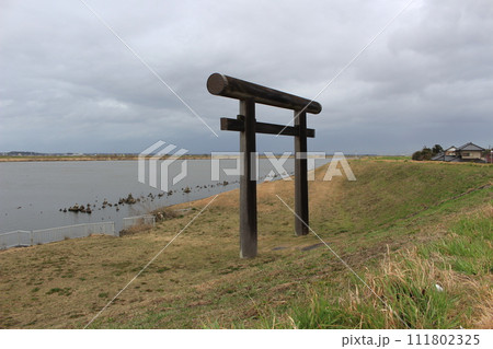 曇天の鹿島神宮1の鳥居 曇天の鹿島神宮1の鳥居 111802325