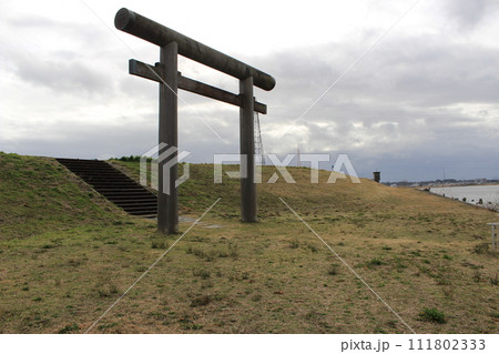 曇天の鹿島神宮1の鳥居 曇天の鹿島神宮1の鳥居 111802333