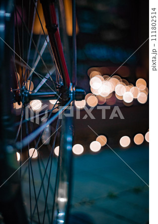 夜の自転車 111802514