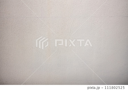 ひび割れた白い壁 111802525
