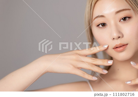 若いハイトーンの女性のスキンケアイメージ 若いハイトーンの女性のスキンケアイメージ 111802716
